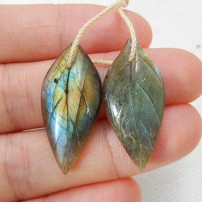 Paire de boucles d'oreilles feuille sculptée en labradorite, 26 x 12 x 4 mm, 3,8 g