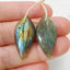 Paire de boucles d'oreilles feuille sculptée en labradorite, 26 x 12 x 4 mm, 3,8 g