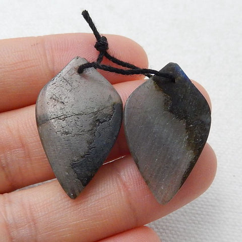 Paire de boucles d'oreilles feuille sculptée en labradorite, 26 x 12 x 4 mm, 3,8 g