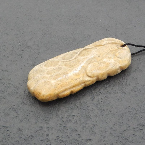 Perle pendentif en pierre précieuse de corail indonésien sculpté, 47 x 20 x 7 mm, 11,4 g