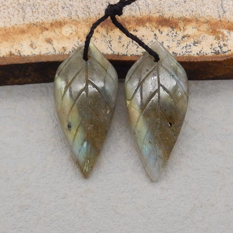 Paire de boucles d'oreilles feuille sculptée en labradorite, 26 x 12 x 4 mm, 3,8 g