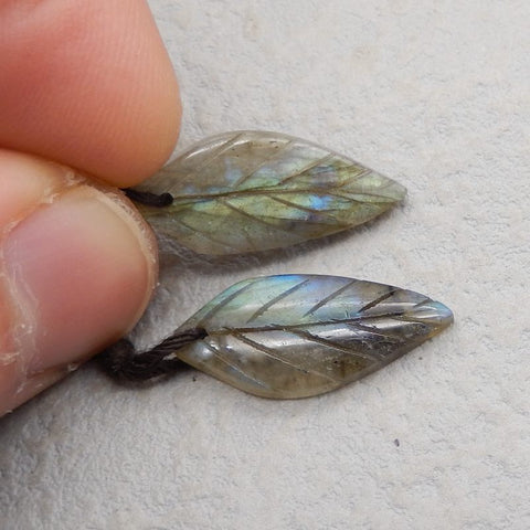 Paire de boucles d'oreilles feuille sculptée en labradorite, 23x10x3 mm, 2,6 g