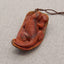 Pendentif unique en agate rouge lézard sculpté à la main, 46 x 24 x 13 mm, 15,3 g