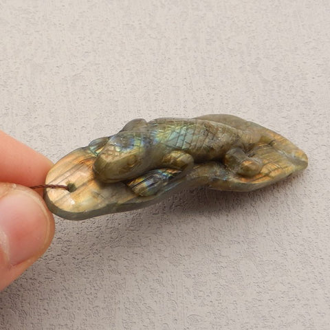 Perle pendentif lézard sculptée en labradorite faite à la main, 80x26x15mm, 32.3g