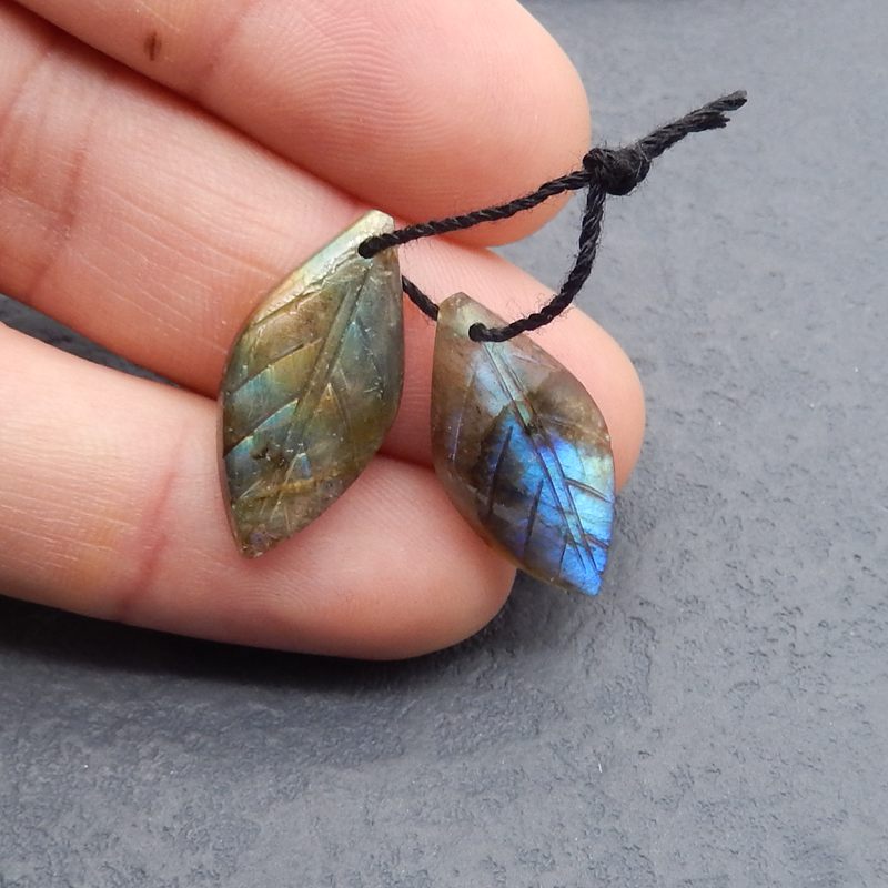 Paire de boucles d'oreilles feuille sculptée en labradorite, 26 x 12 x 4 mm, 3,8 g