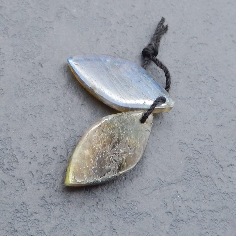 Paire de boucles d'oreilles feuille sculptée en labradorite, 26 x 12 x 4 mm, 3,8 g