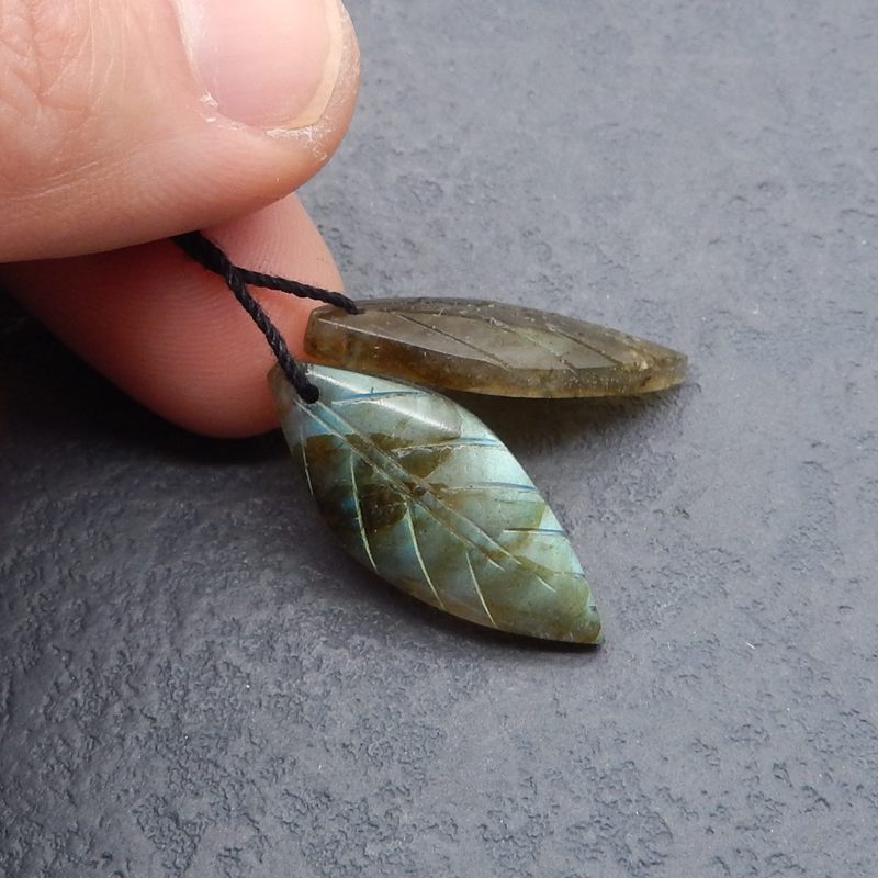 Paire de boucles d'oreilles feuille sculptée en labradorite, 26 x 12 x 4 mm, 3,8 g