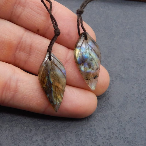 Paire de boucles d'oreilles feuille sculptée en labradorite, 26 x 12 x 4 mm, 3,8 g