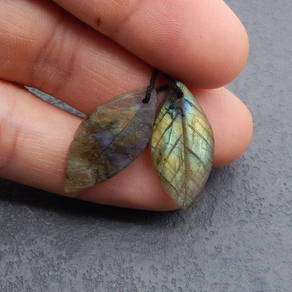 Paire de boucles d'oreilles feuille sculptée en labradorite, 26 x 12 x 4 mm, 3,8 g