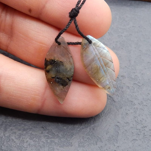 Paire de boucles d'oreilles feuille sculptée en labradorite, 23x10x3 mm, 2,6 g