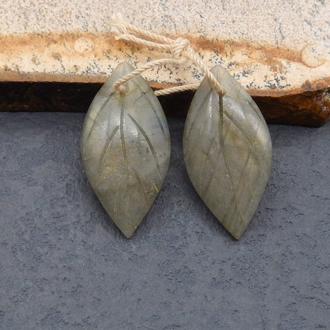 Paire de boucles d'oreilles feuille sculptée en labradorite, 26 x 12 x 4 mm, 3,8 g