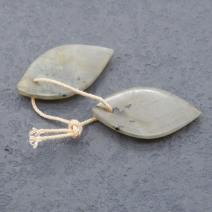 Paire de boucles d'oreilles feuille sculptée en labradorite, 26 x 12 x 4 mm, 3,8 g