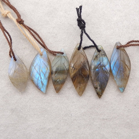 5 cabochons en labradorite 20 x 15 x 5 mm, 16 x 14 x 4 mm, 9 g.