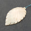 Perle pendentif feuille sculptée coquillage, 63x35x6mm, 7.8g