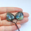 Paire de boucles d'oreilles en feuille sculptée en Labradorite, 29x17x4mm, 6.1g