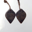 Paire de boucles d'oreilles en forme de feuille sculptée en grenat, 20 x 11 x 3 mm, 3,4 g