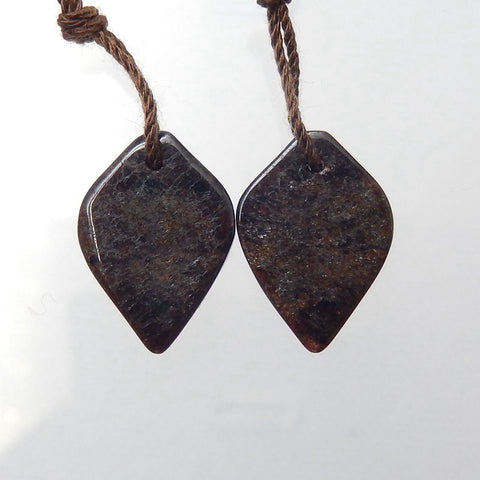 Paire de boucles d'oreilles en forme de feuille sculptée en grenat, 20 x 11 x 3 mm, 3,4 g