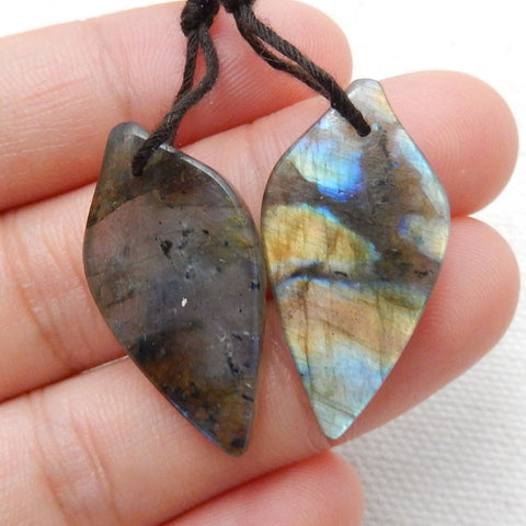 Paire de boucles d'oreilles en feuille sculptée en Labradorite, 29x17x4mm, 6.1g