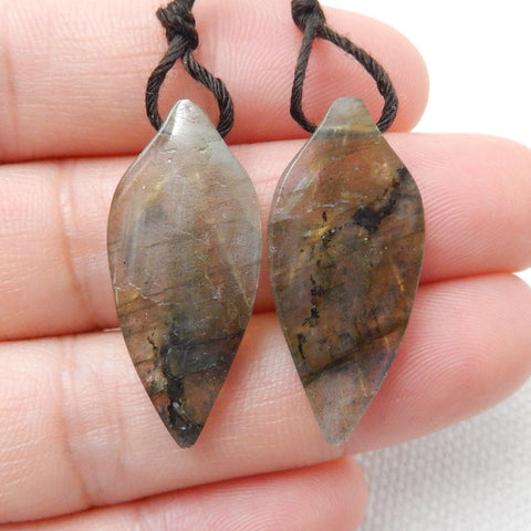 Paire de boucles d'oreilles feuille sculptée en labradorite, 26 x 12 x 4 mm, 3,8 g