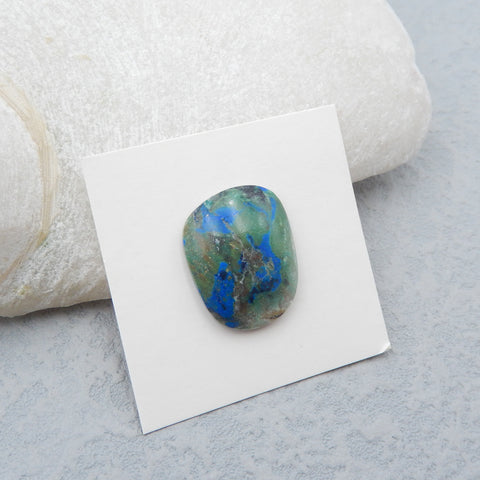 1 cabochon chrysocolle vert, 16 x 21 x 5 mm, 3,4 g.