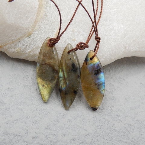 Paire de boucles d'oreilles naturelles en pierres précieuses de labradorite, 25 x 10 x 4 mm, 4,6 g