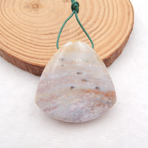 Perle pendentif en forme de triangle de jaspe d'océan sculpté multicolore naturel, 40 x 11 mm, 29,1 g