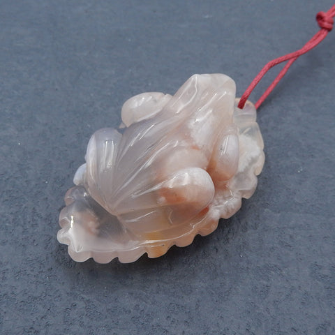 Nouveau, pendentif en pierre précieuse de grenouille en agate de fleurs de cerisier naturelles sculptées, 55X33X23mm, 38.0g