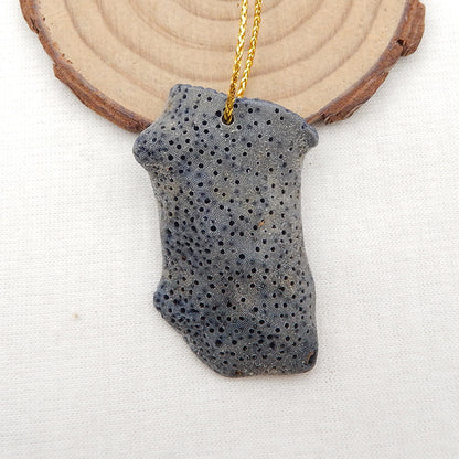 Perle pendentif en pierre précieuse de corail bleu pépite, 44x28x7mm, 10.9g