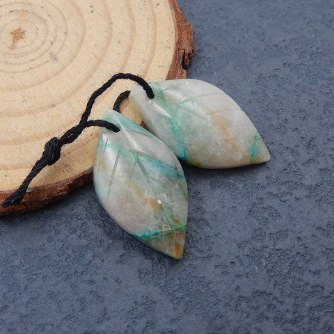 Paire de boucles d'oreilles en pierres précieuses de feuille de chrysocolle sculptée, 26x14x4 mm, 4,8 g