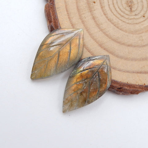 Paire de boucles d'oreilles feuille sculptée en labradorite, 24 x 13 x 4 mm, 3,8 g