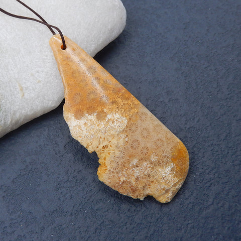 Perle pendentif percée en corail fossile indonésien naturel, 74 x 31 x 7 mm, 23,2 g