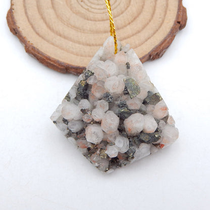 Quartz blanc Drusy avec perle pendentif en pyrite, 45x38x13 mm, 24,9 g