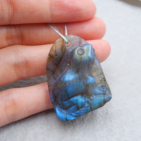 Pendentif grenouille sculptée en labradorite naturelle, 36 x 27 x 9 mm, 13,6 g