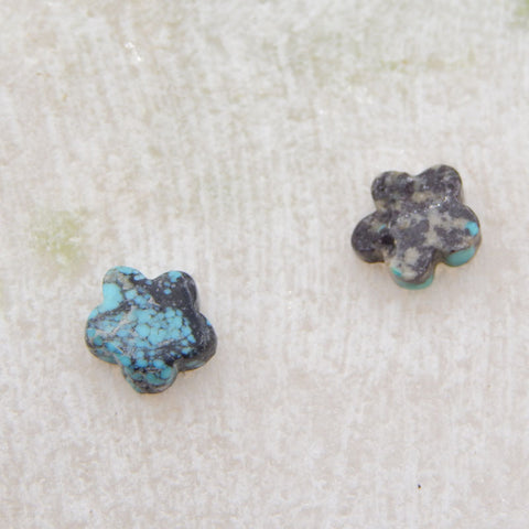 Paire de cabochons en pierres précieuses turquoise sculptées 7 x 3 mm, 0,4 g