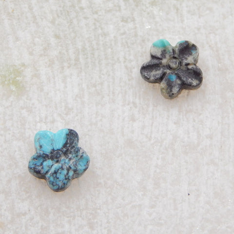 Paire de cabochons en pierres précieuses turquoise sculptées 7 x 3 mm, 0,4 g